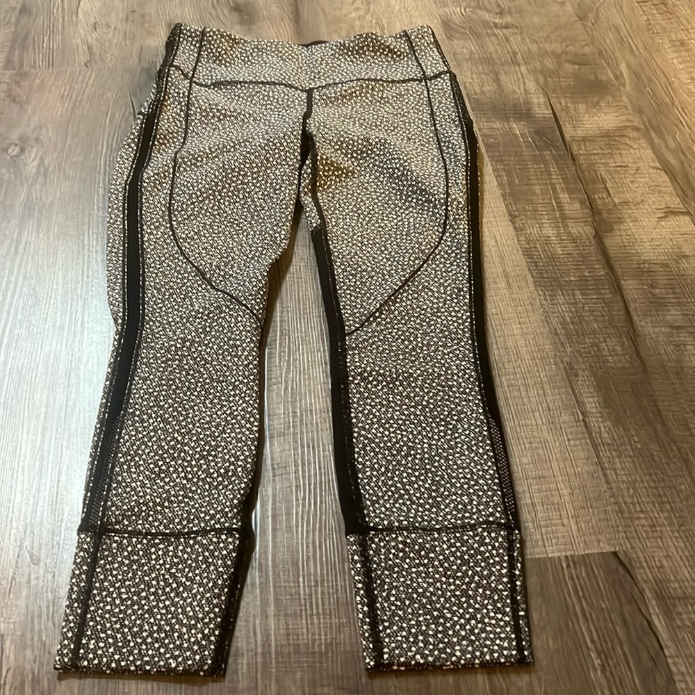 Lululemon black and white speckled mesh cropped leggings size 6 EUC barely worn